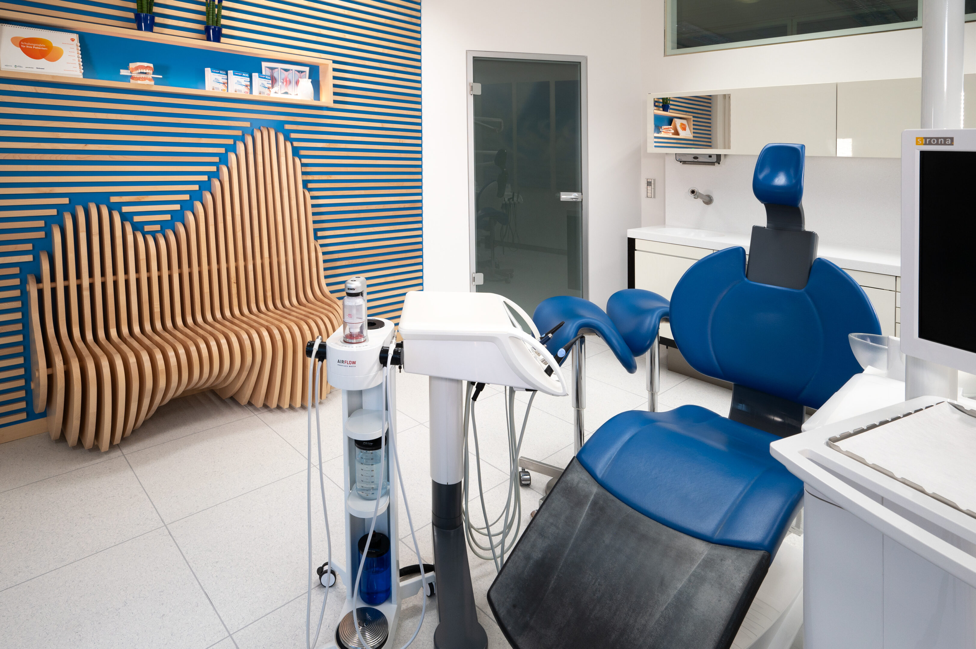 dentalclinic-dallatorre-behandlungsraum-04-blau-2024-11-16-GZ61909-web