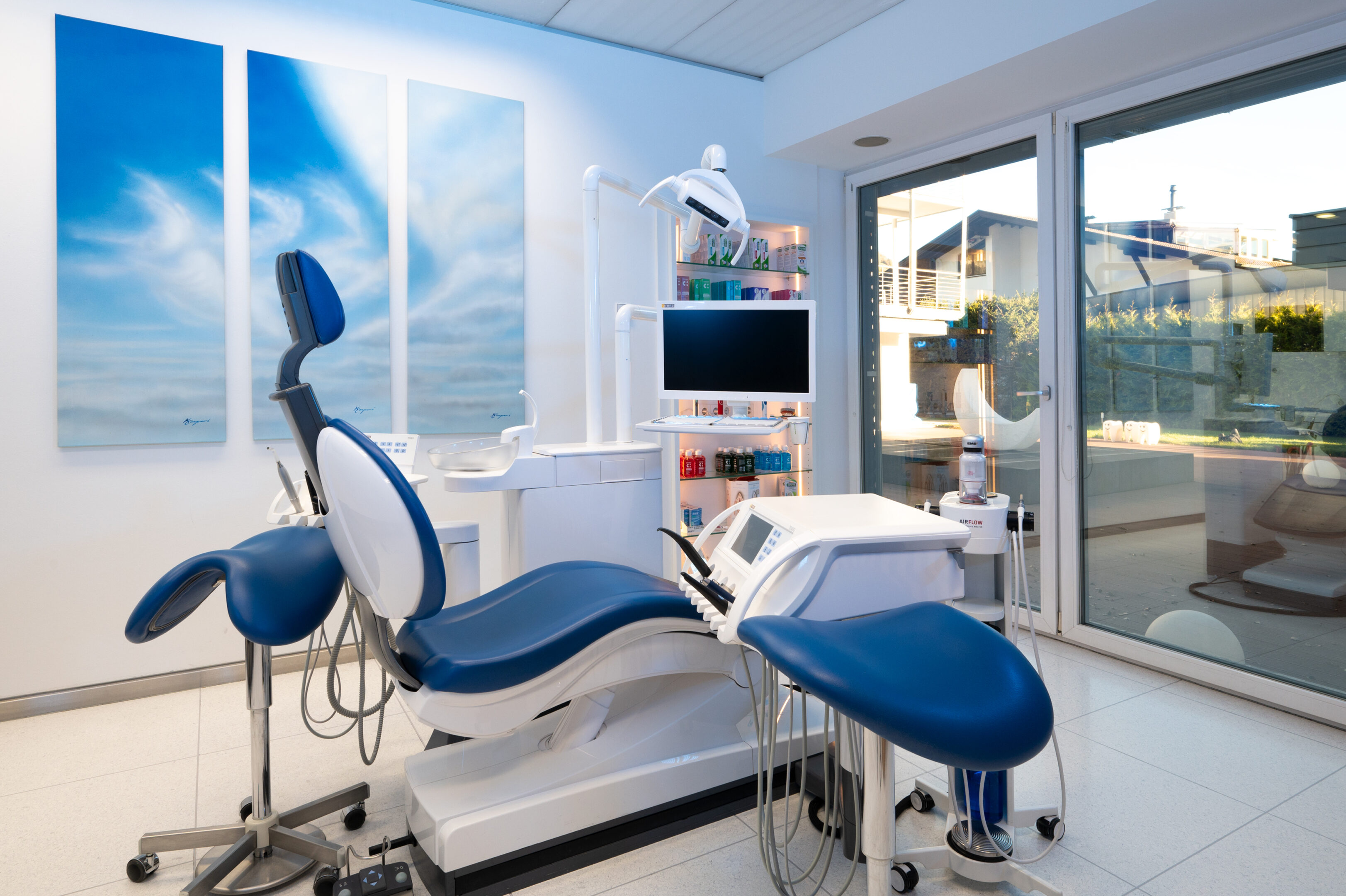dentalclinic-dallatorre-behandlungsraum-04-blau-2024-11-16-GZ61919-web