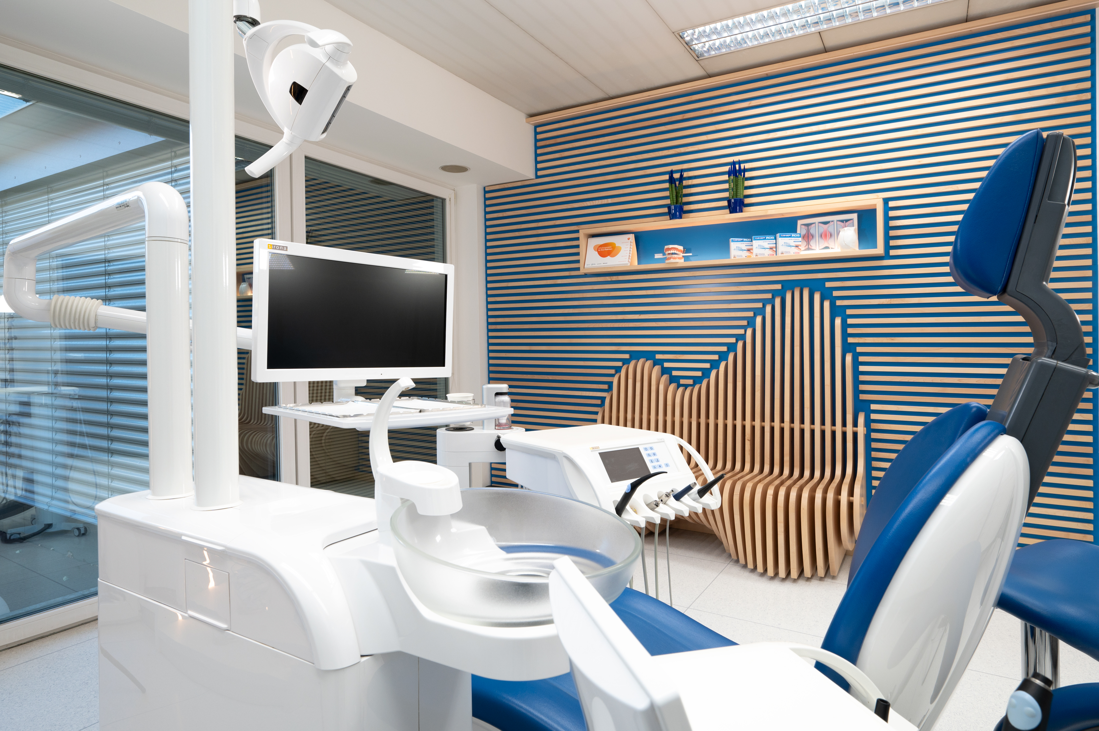 dentalclinic-dallatorre-behandlungsraum-04-blau-2024-11-16-GZ61930-web