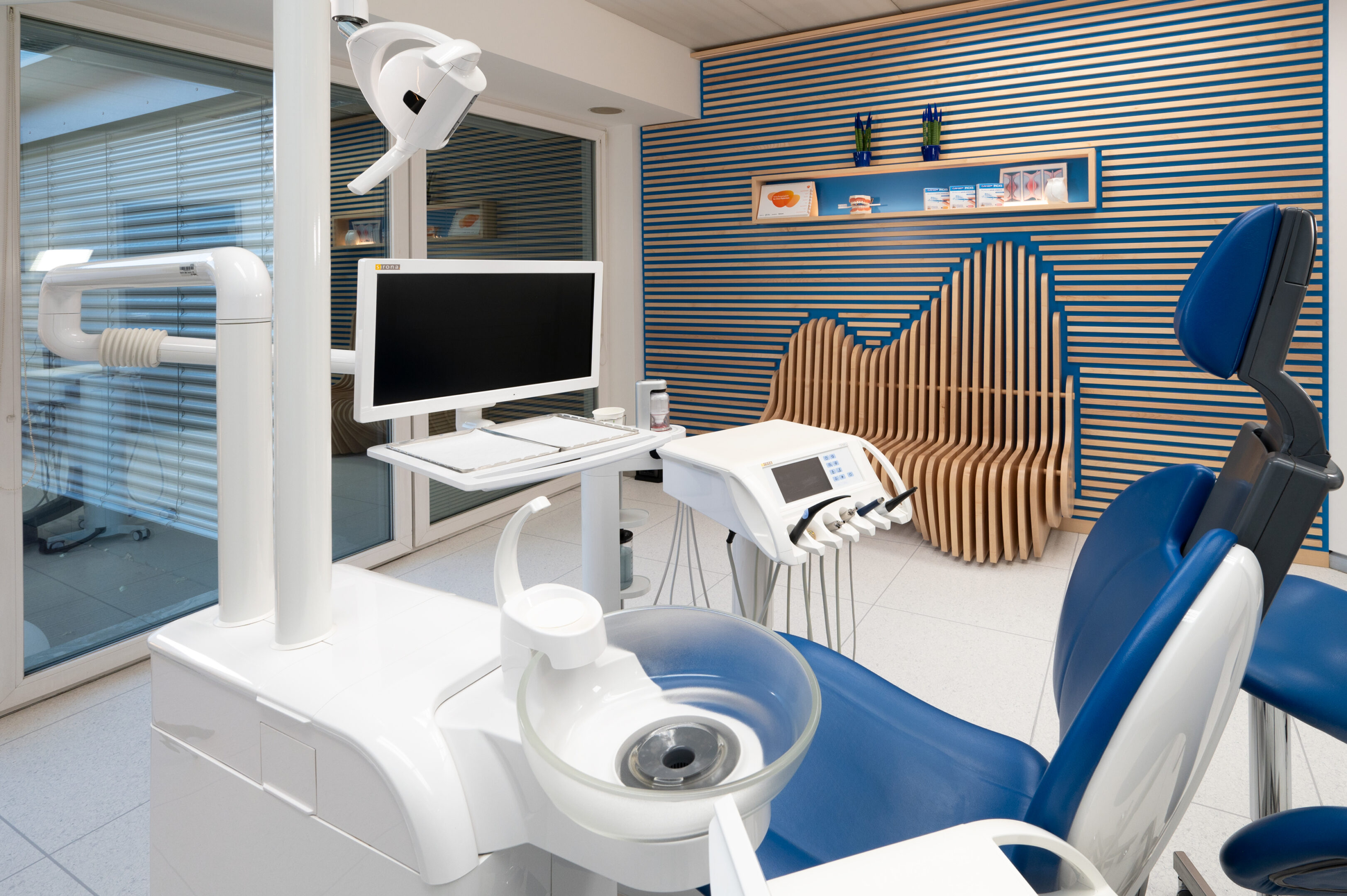dentalclinic-dallatorre-behandlungsraum-04-blau-2024-11-16-GZ61931-web