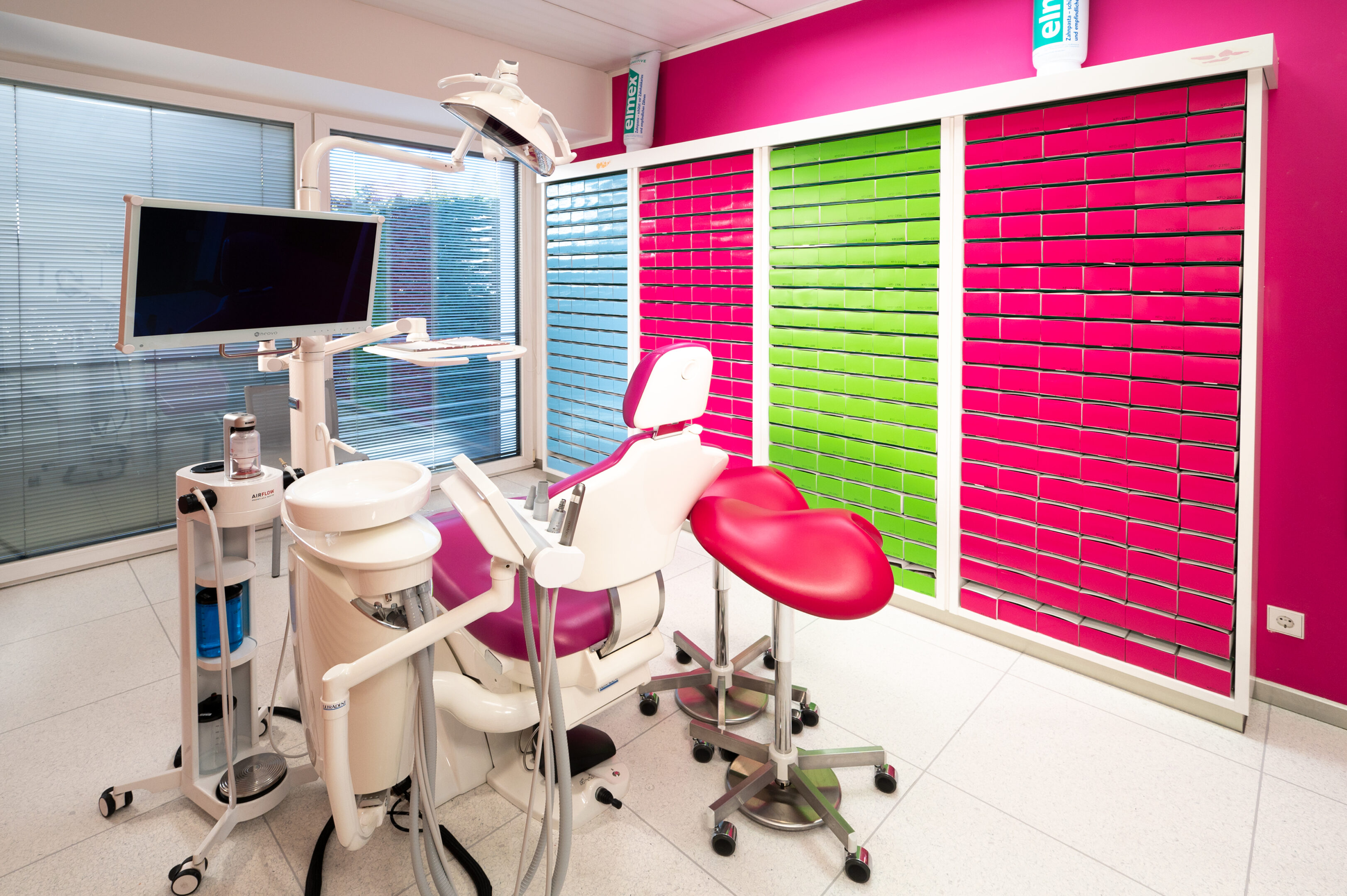 dentalclinic-dallatorre-behandlungsraum-14-15-magenta-2024-11-16-GZ61818-web