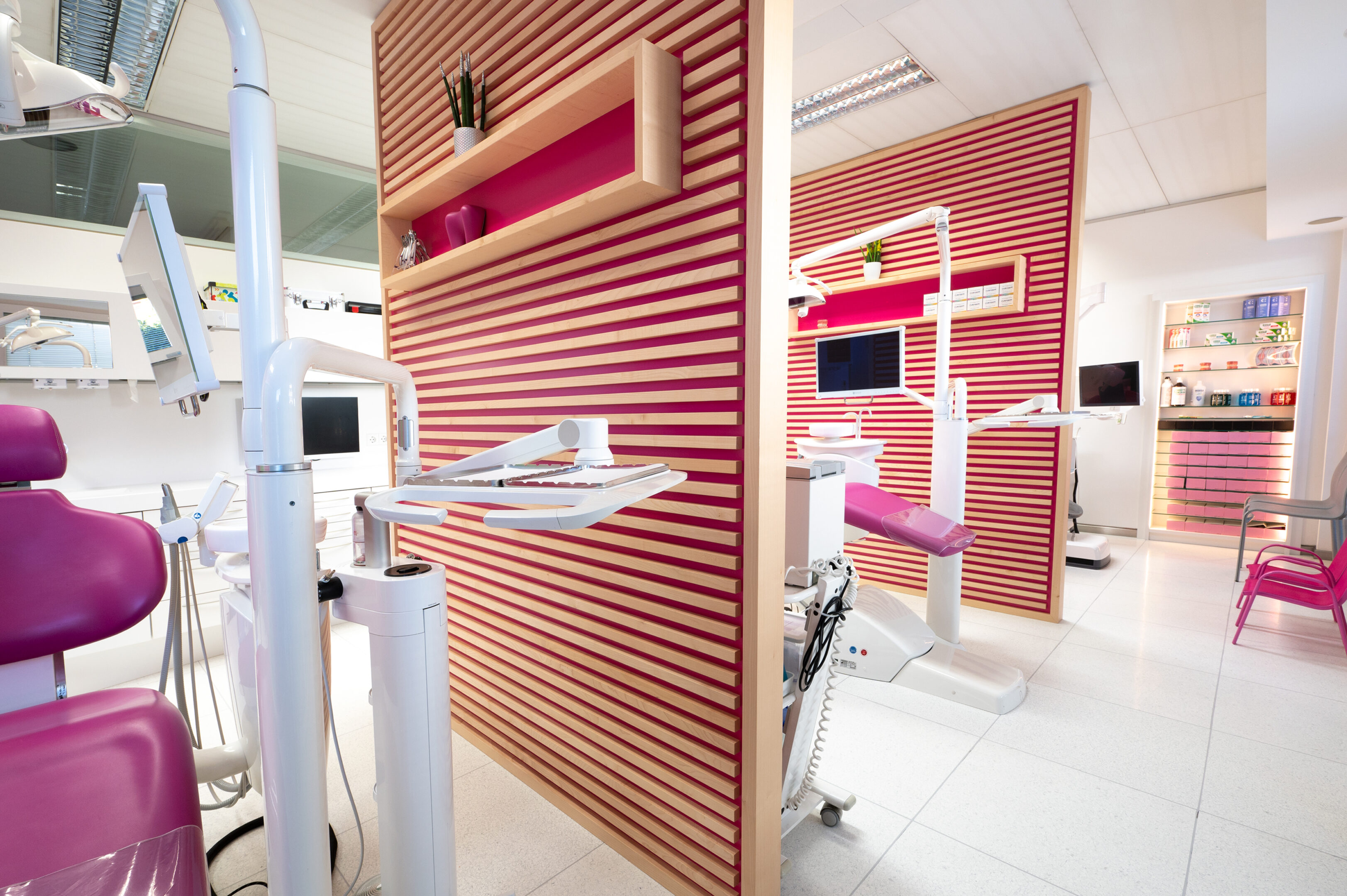 dentalclinic-dallatorre-behandlungsraum-14-15-magenta-2024-11-16-GZ61875-web