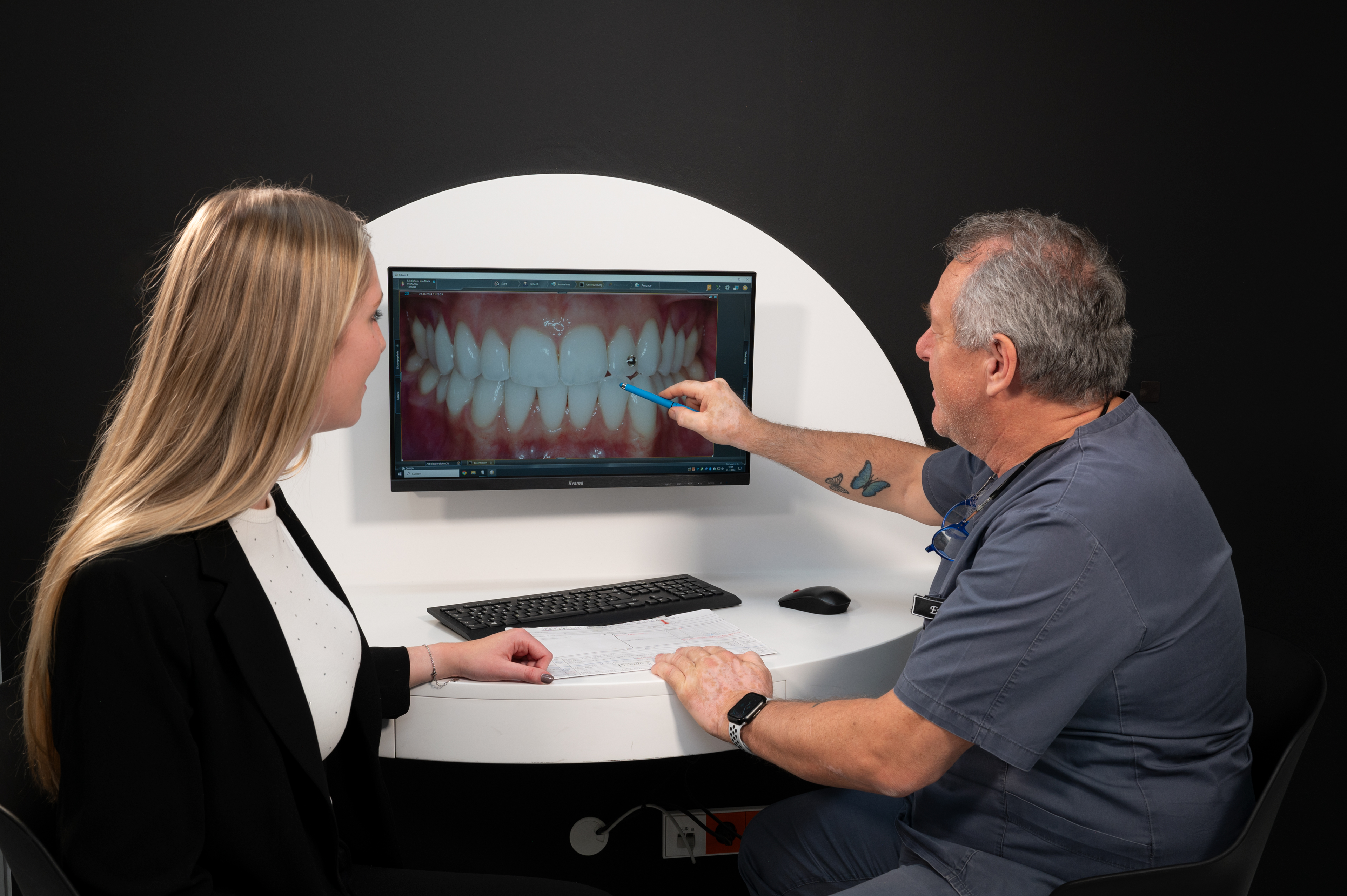 dentalclinic-dallatorre-patienten-beratung-dr-enzo-d-2024-11-GZ61635-web