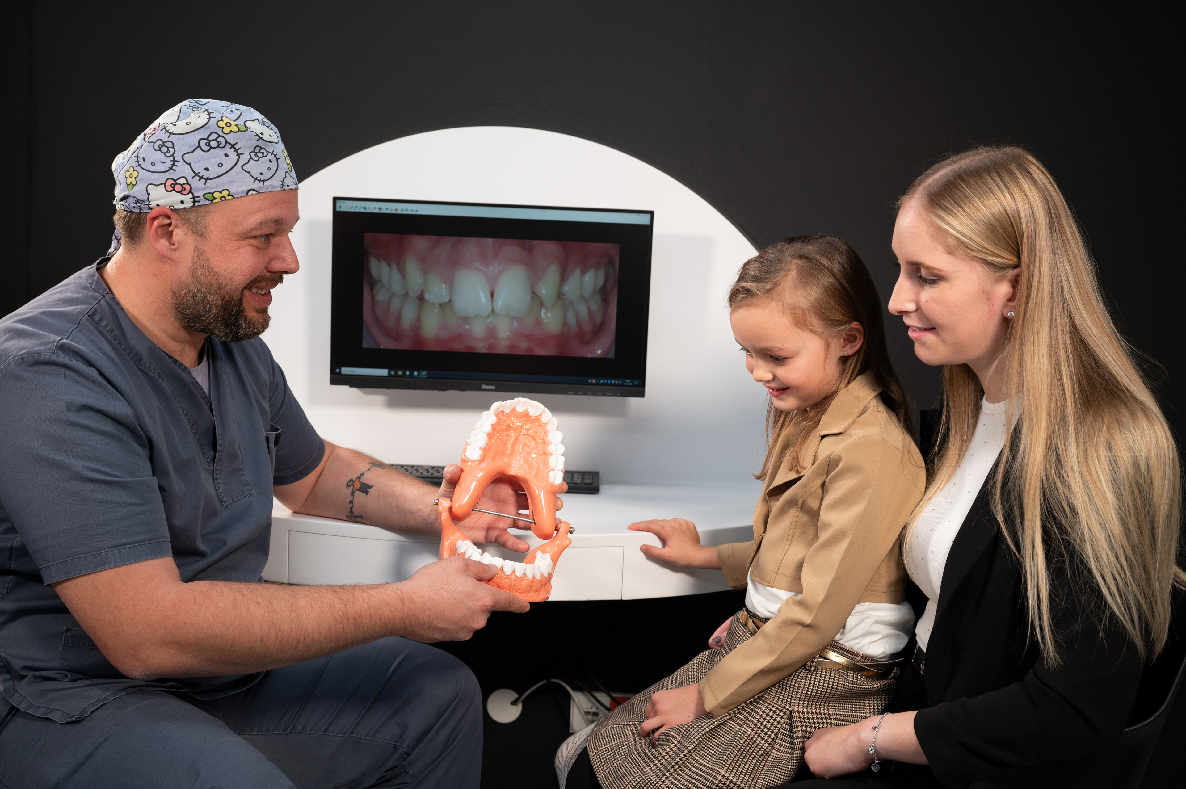 dentalclinic-dallatorre-patienten-kinder-beratung-dr-david-d-2024-11-GZ61550-web