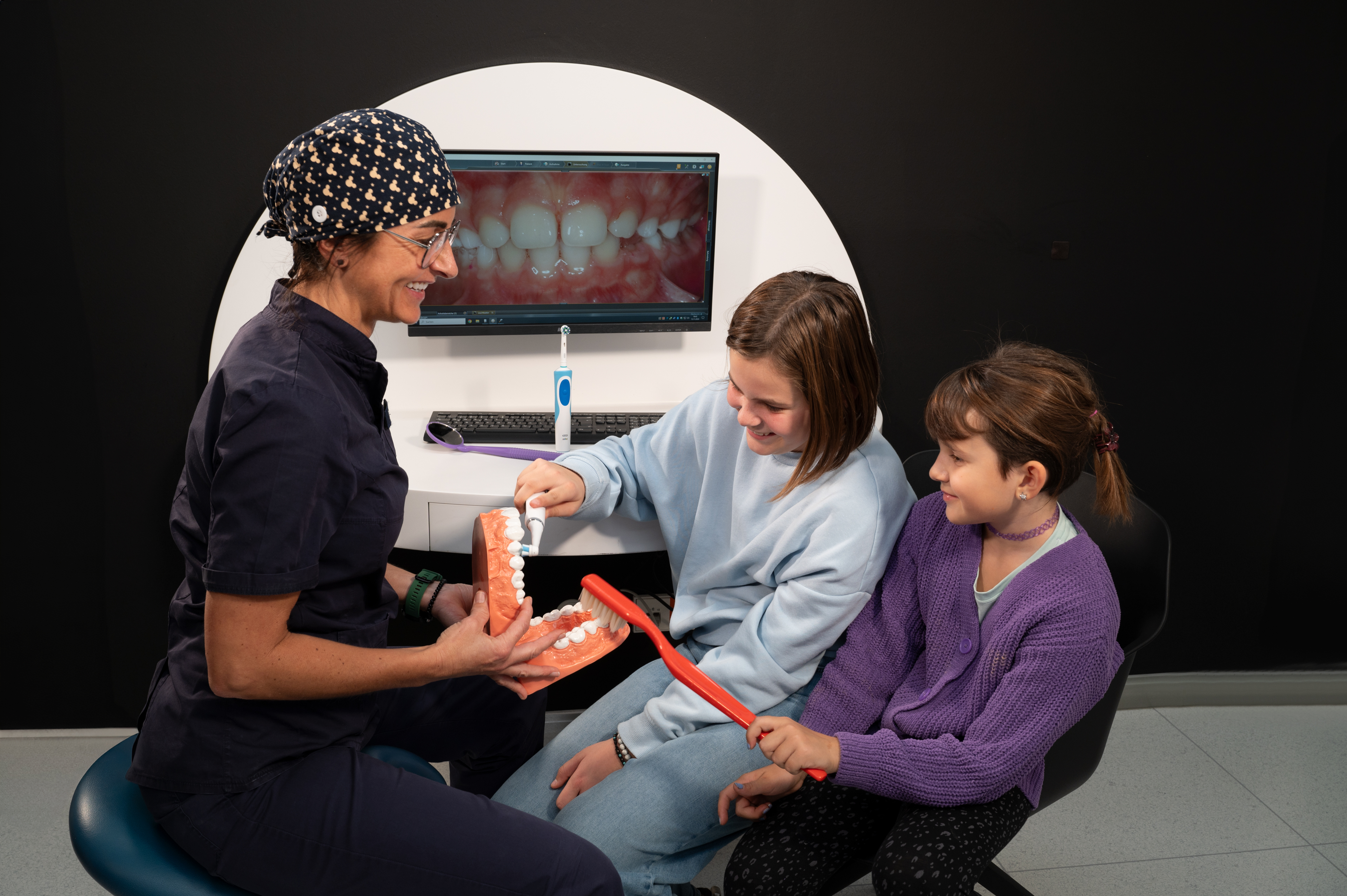 dentalclinic-dallatorre-patienten-kinder-beratung-evi-2024-11-GZ61581-web