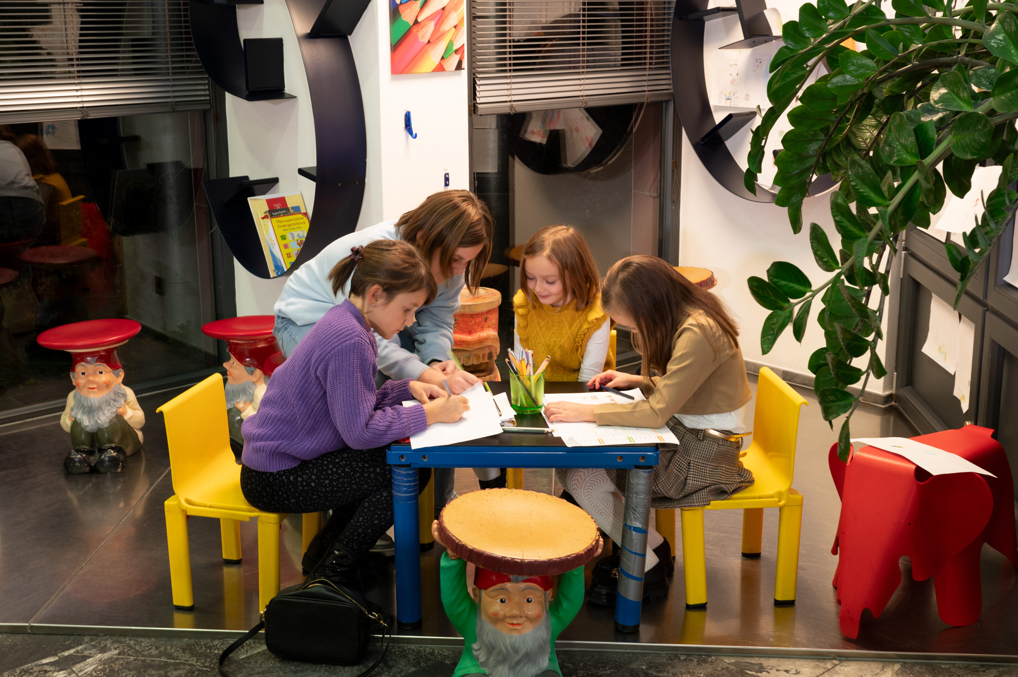dentalclinic-dallatorre-patienten-kinder-rezeption-2024-11-GZ61439-web