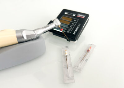 Zahnwurzelbehandlung: Moderne Endodontie mit grazilsten Spezialgeräten.