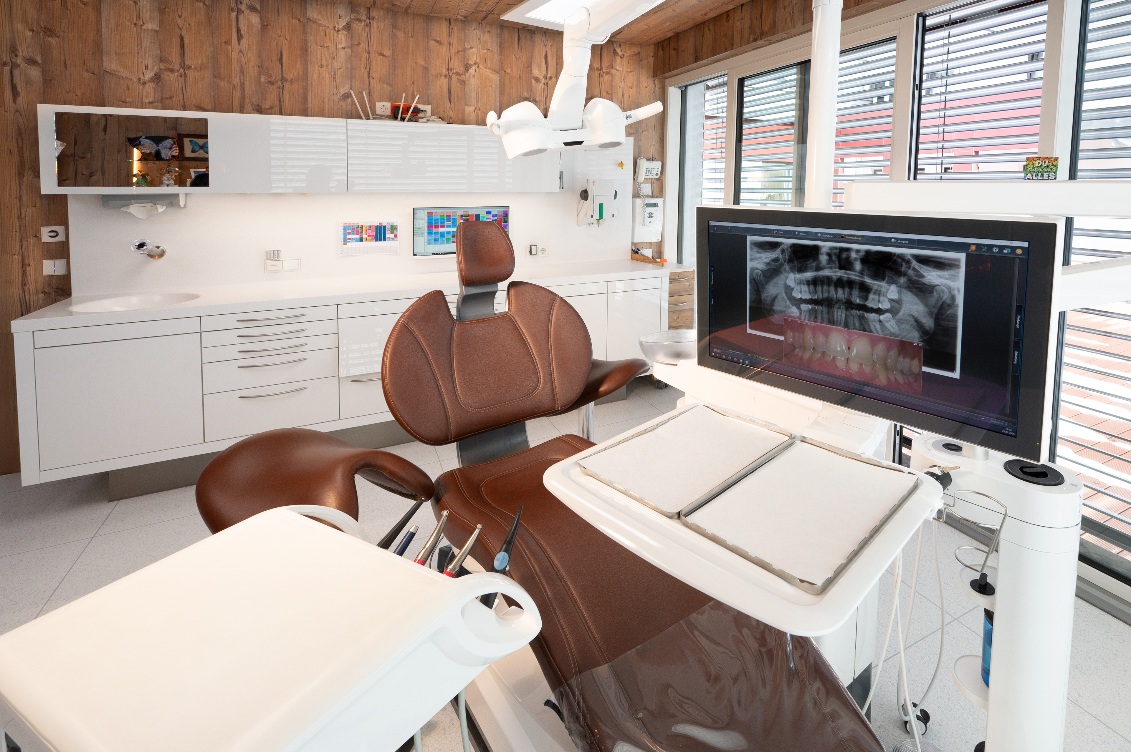 dentalclinic-dallatorre-behandlungsraum-dren-GZ62046