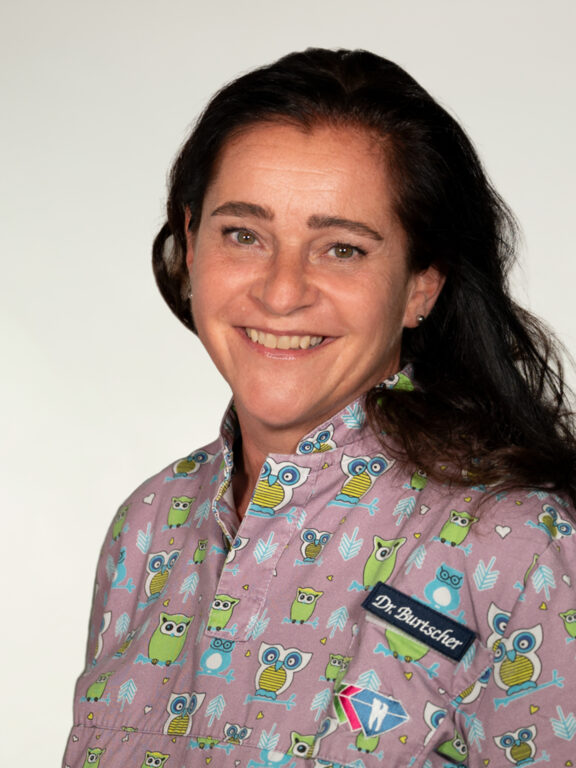 Porträt Dr. Dr. Doris Burtscher, Fachärztin für Zahn-, Mund- und Kieferheilkunde Porträt Dr. Dr. Doris Burtscher, Fachärztin für Zahn-, Mund- und Kieferheilkunde